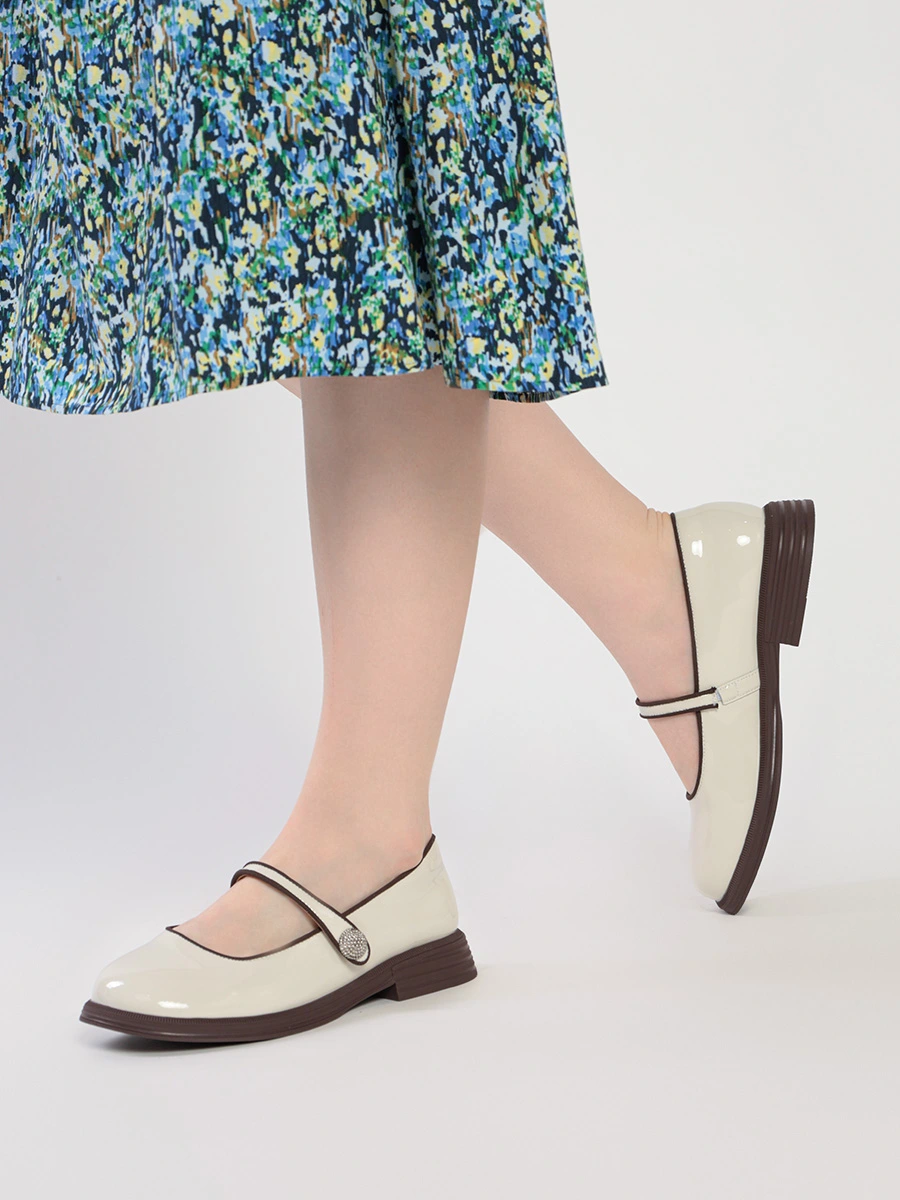 Туфли Мэри-Джейн лакированные бежевого цвета на низком каблуке